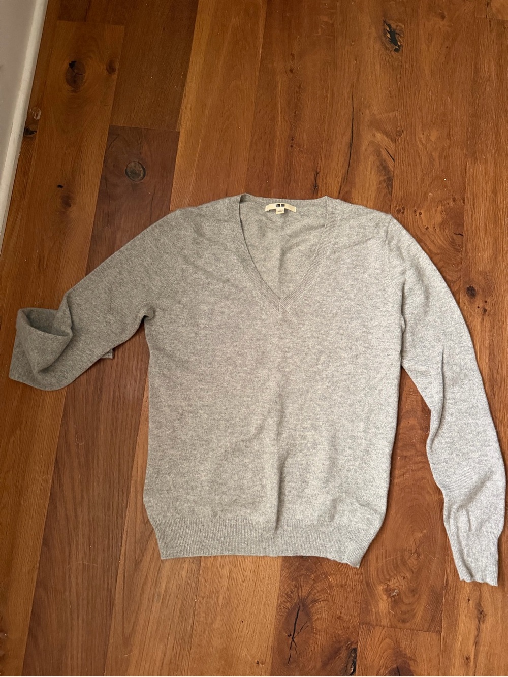 V-Neck 100% cashmere Sweater in Light Gray